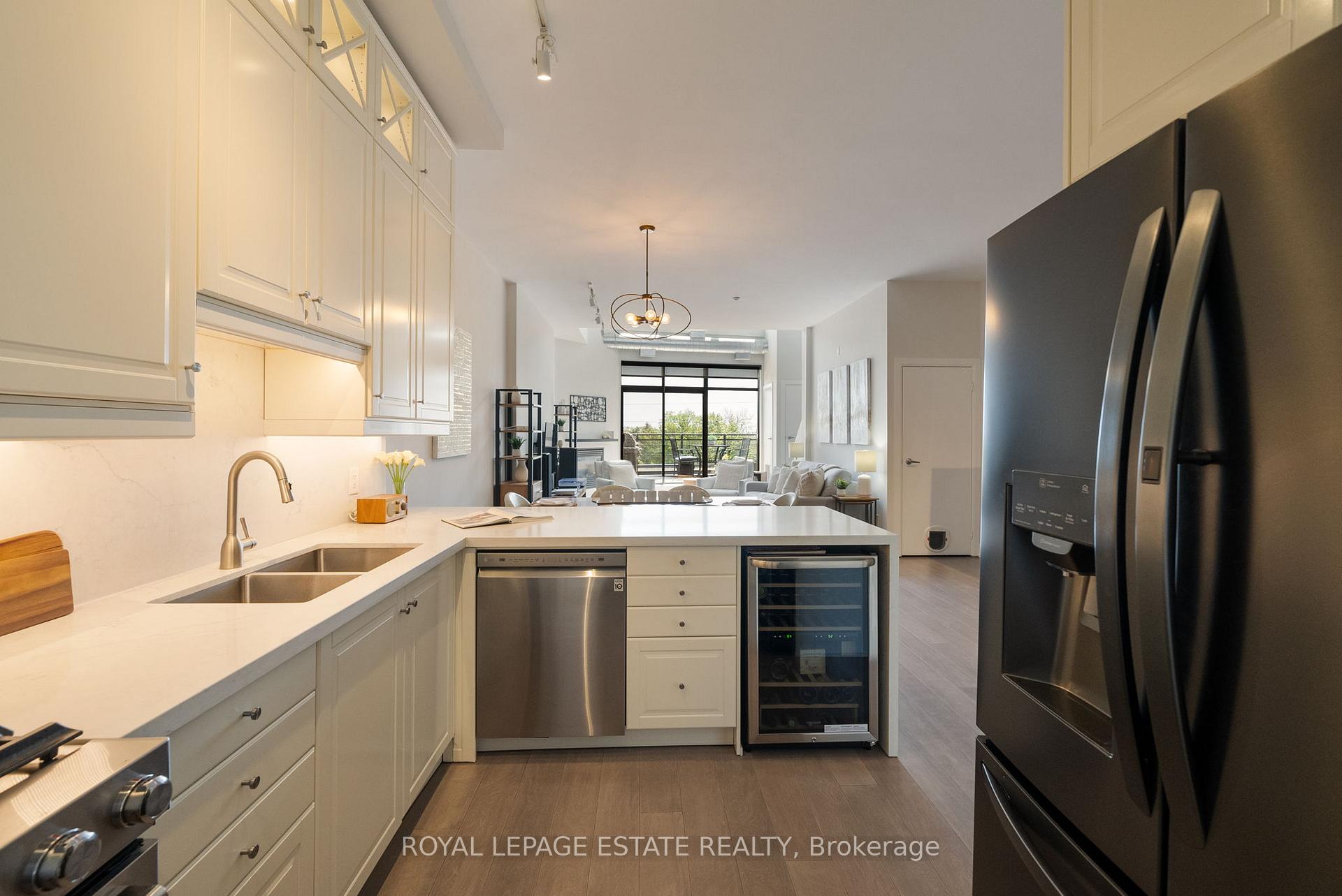 2 Bedrooms Condo at 160 Fallingbrook, Toronto For sale