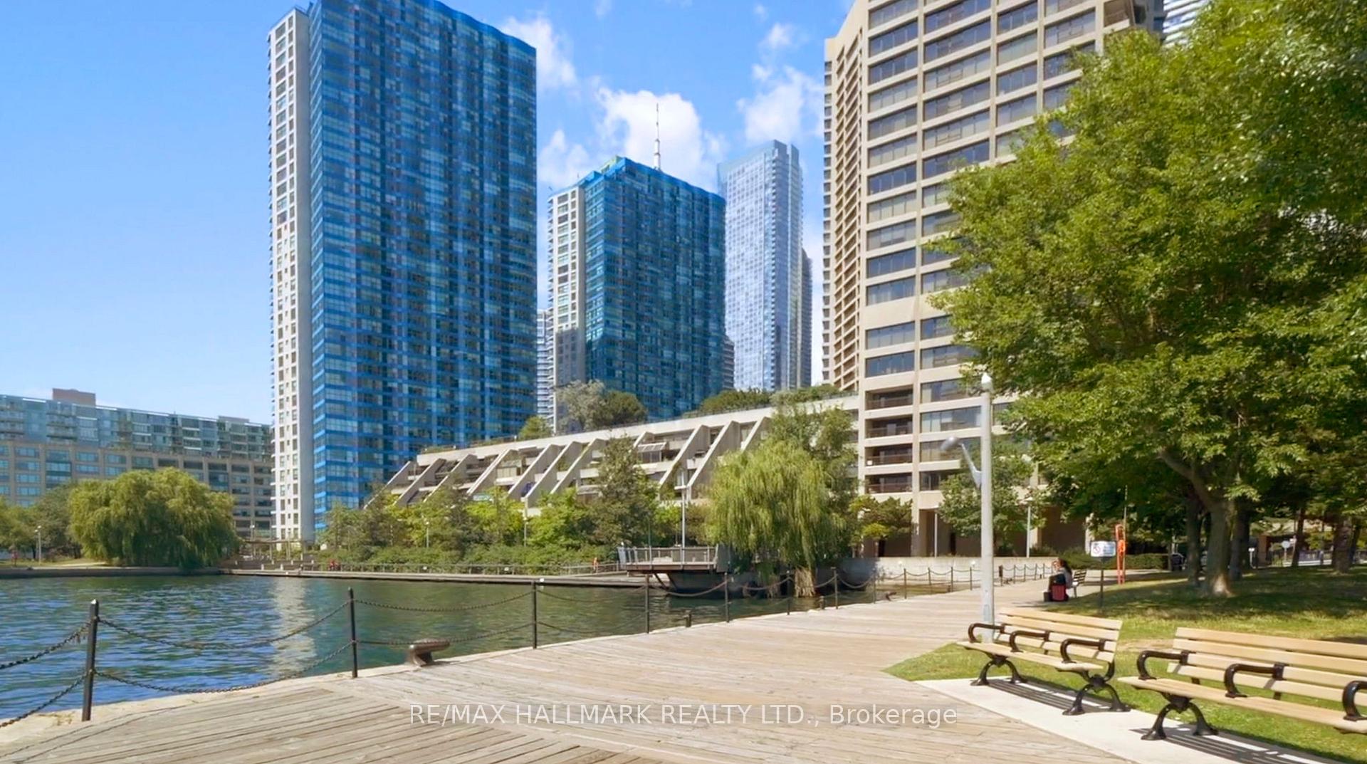 2 Bedrooms Condo at 77 Harbour, Toronto For sale