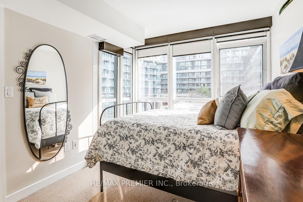 2 Bedrooms Condo at 10 Capreol, Toronto For sale
