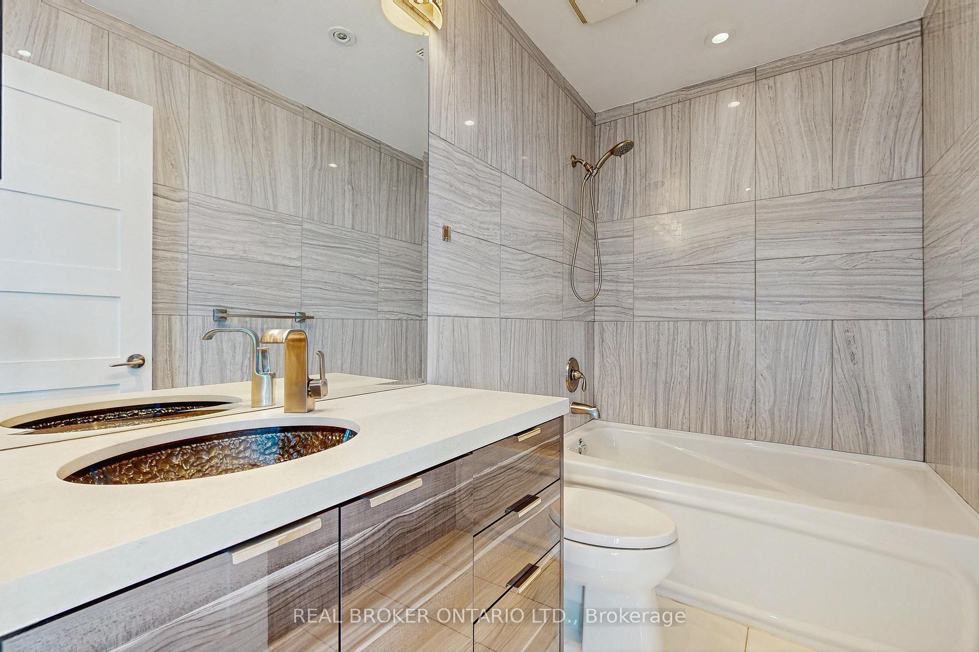 2 Bedrooms Condo at 2121 Lakeshore,  Toronto For sale