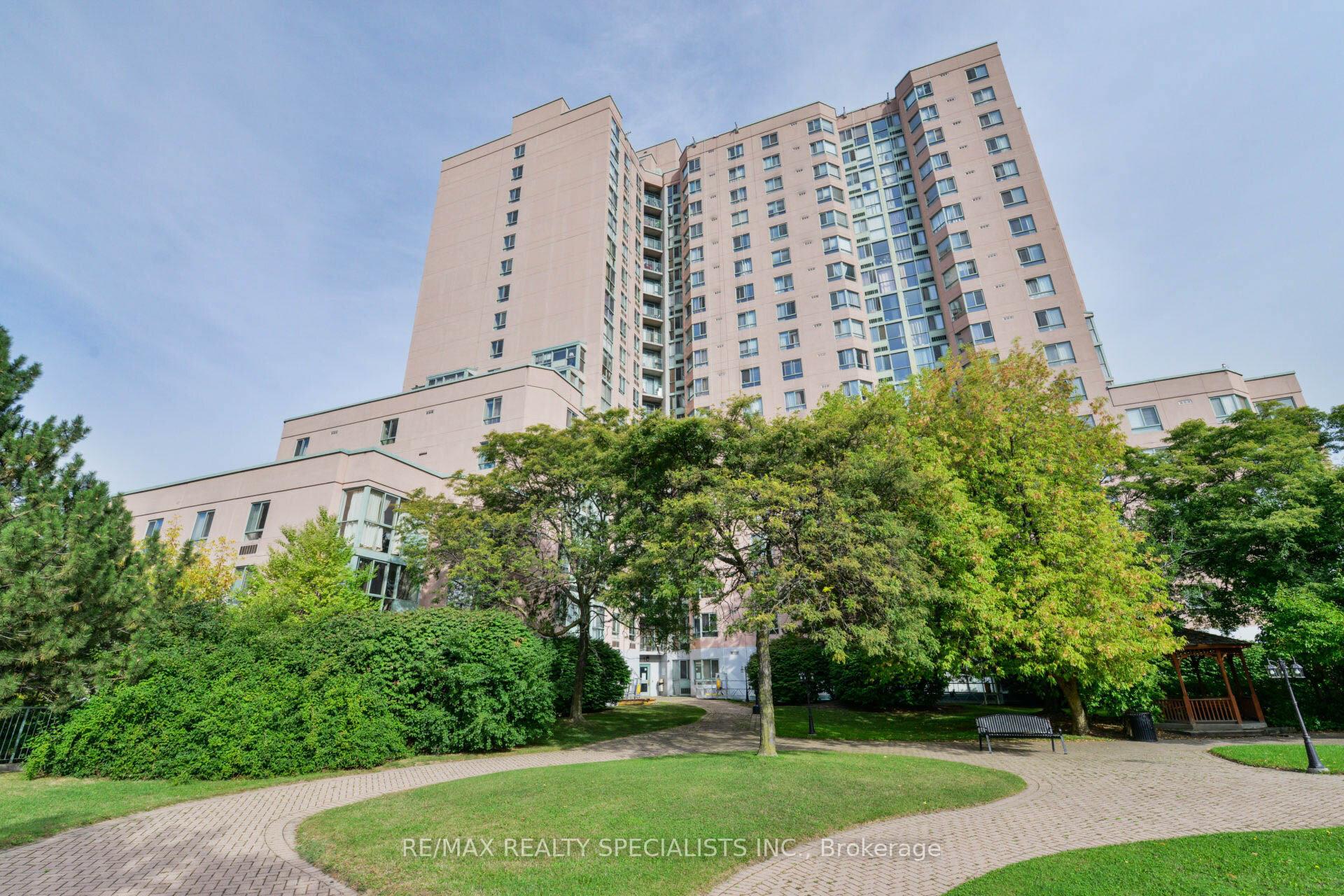 2 Bedrooms Condo at 61 Markbrook, Toronto For sale