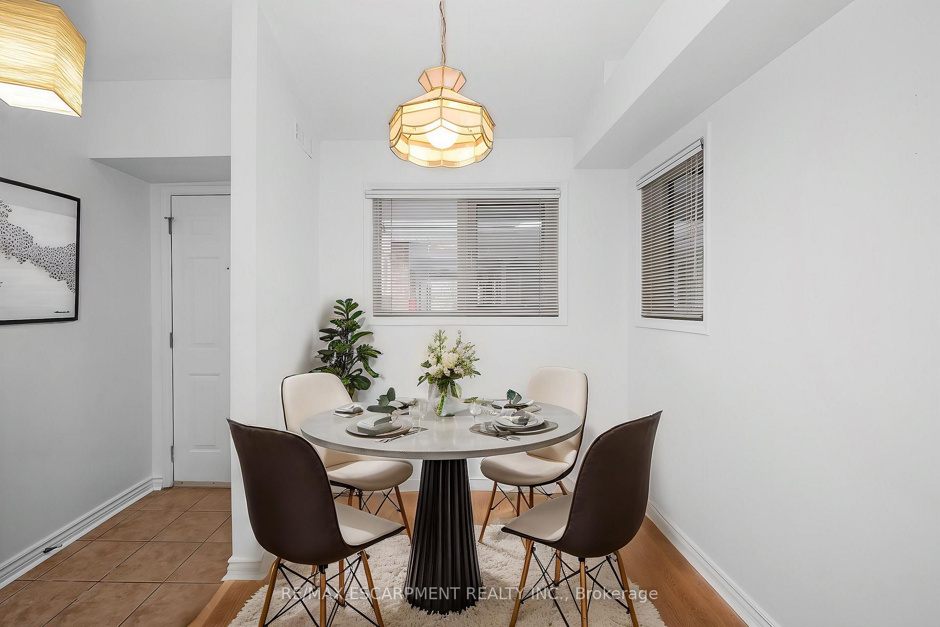 3 Bedrooms Condo at 101 Bristol, Mississauga For sale