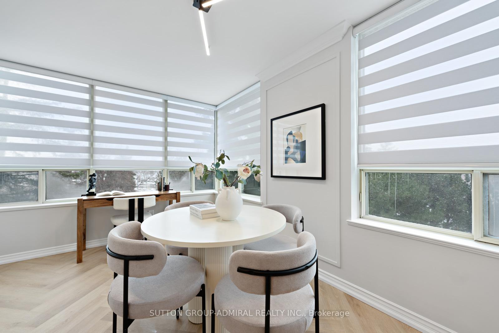 2 Bedrooms Condo at 7 Townsgate, Vaughan For sale