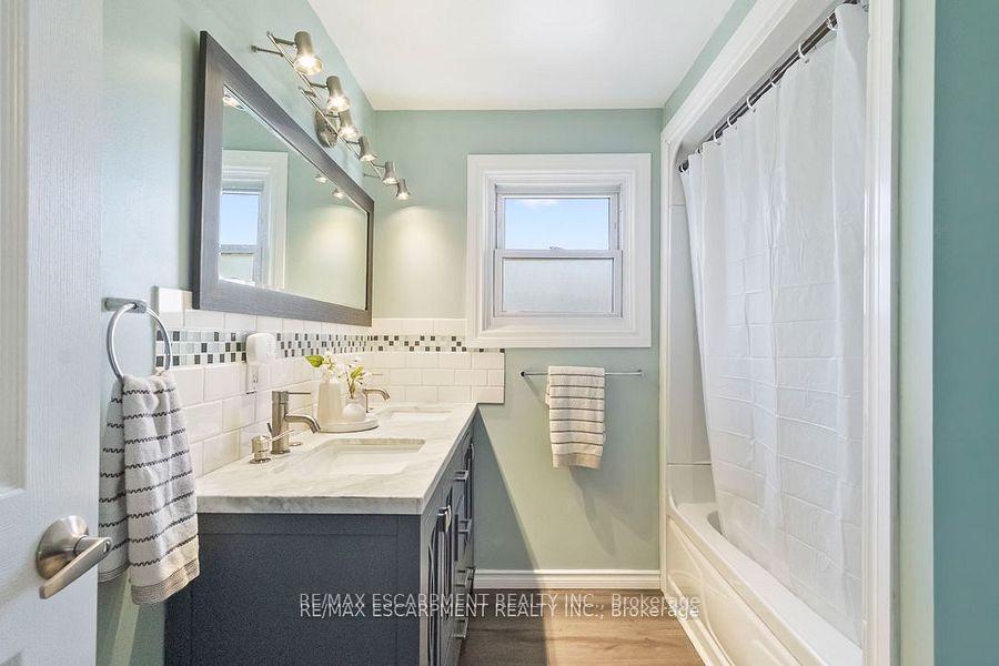 3 Bedrooms Condo at 1301 Upper Gage,  Hamilton For sale