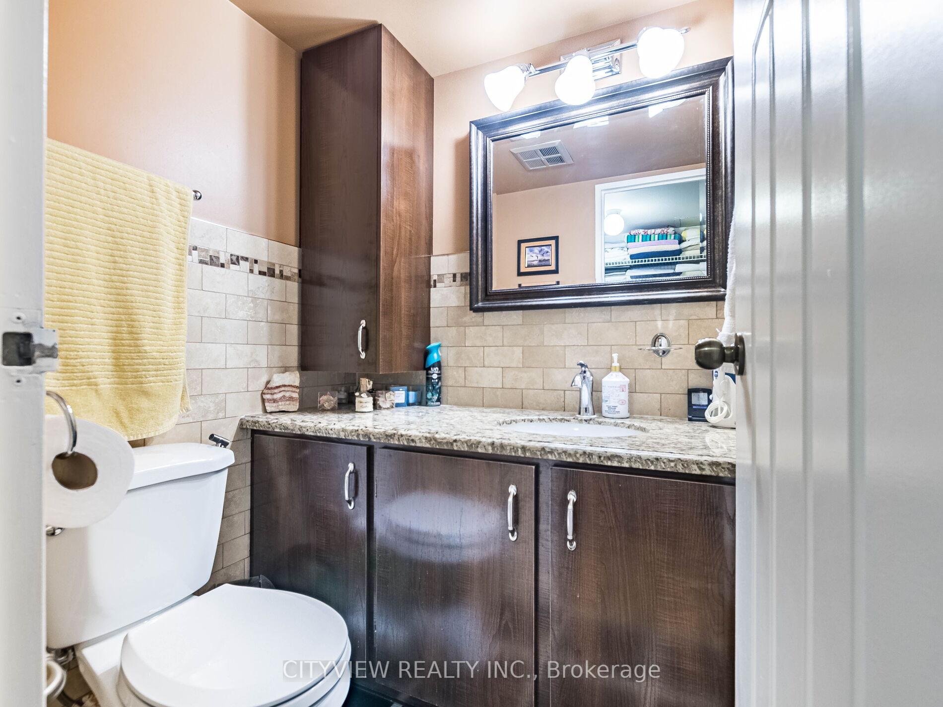 3 Bedrooms Condo at 3700 Kaneff, Mississauga For sale