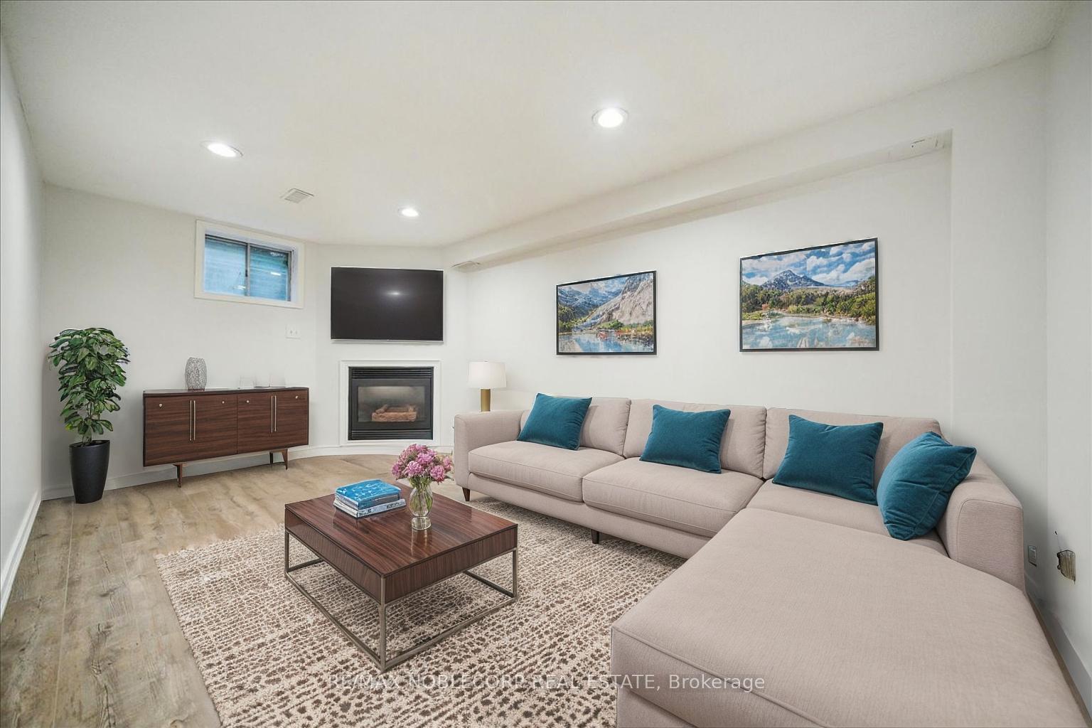 3 Bedrooms Condo at 20 William Farr, Vaughan For sale