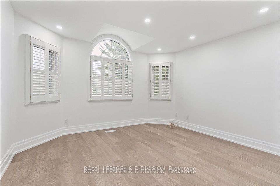 Bedroom with Palladian window, pot lights