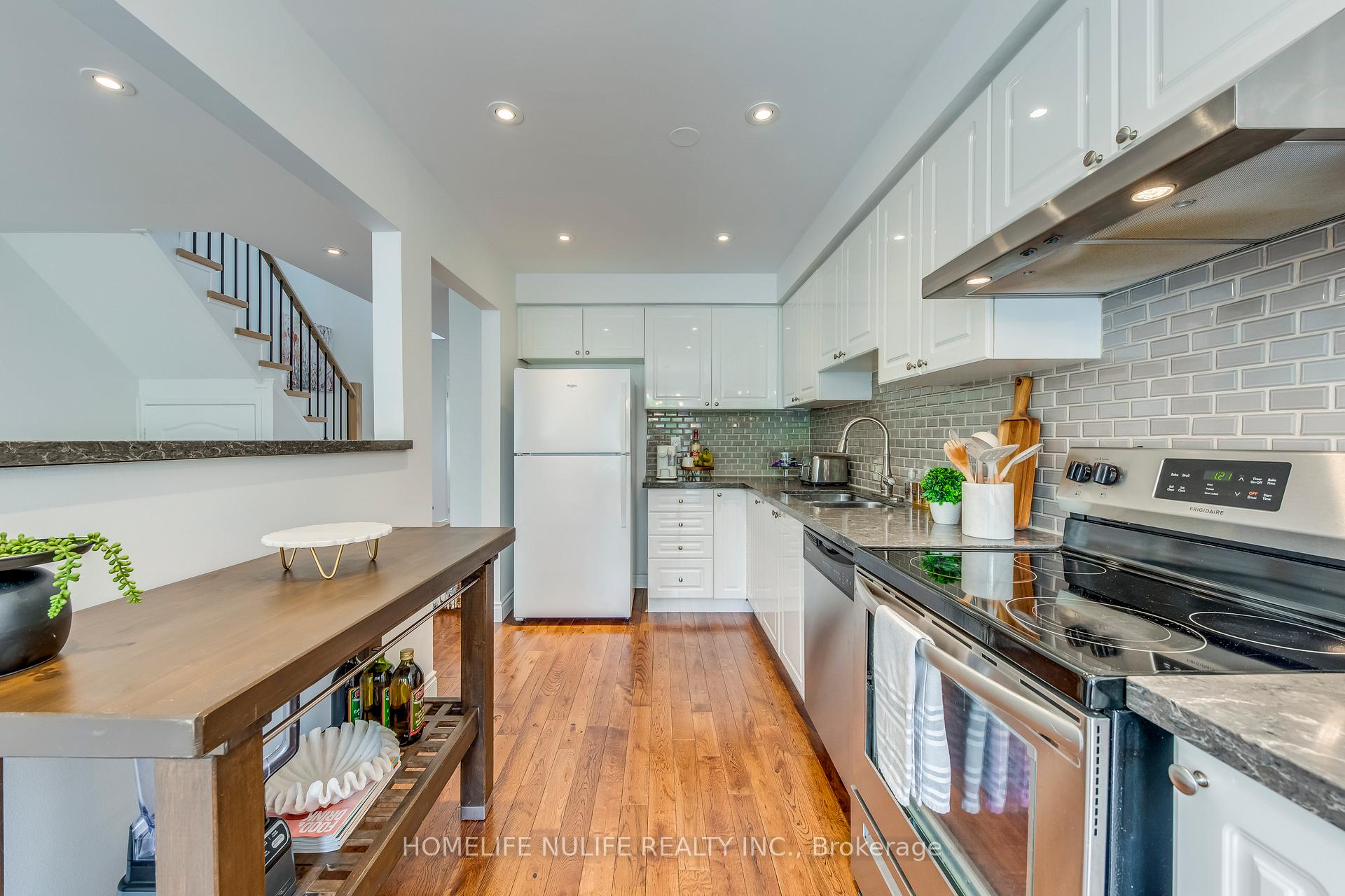 3 Bedrooms Condo at 7284 Bellshire, Mississauga For sale