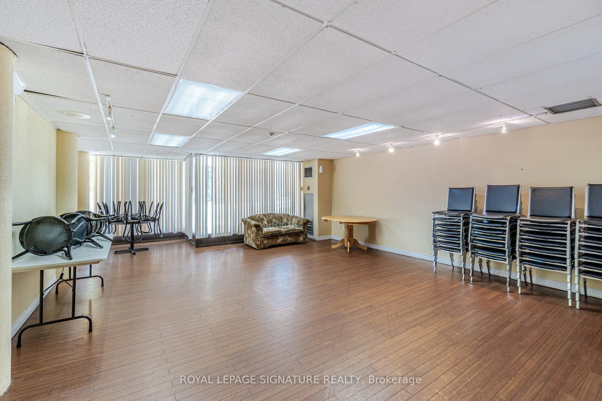3 Bedrooms Condo at 10 Markbrook, Toronto For sale