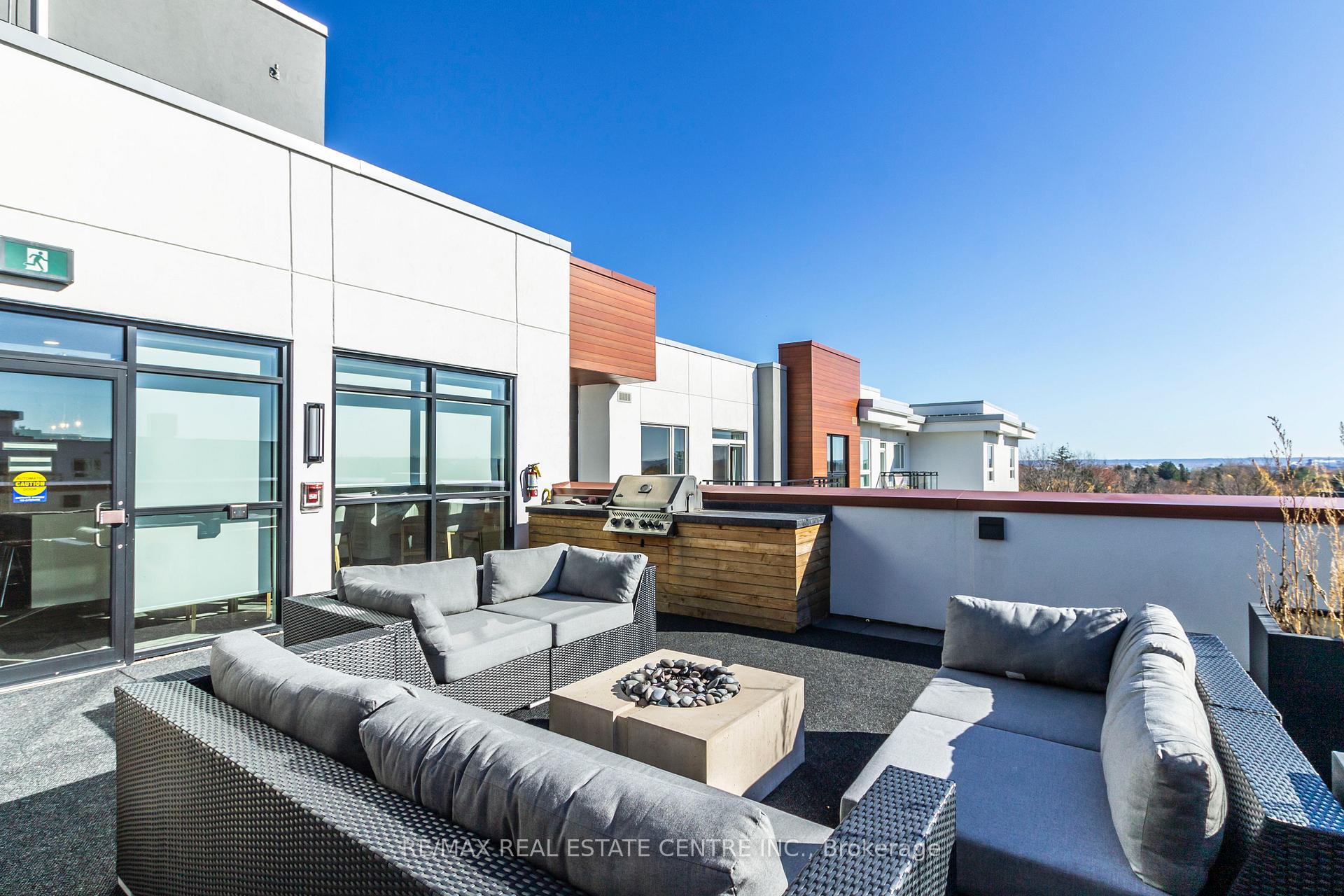 2 Bedrooms Condo at 340 Plains, Burlington For sale