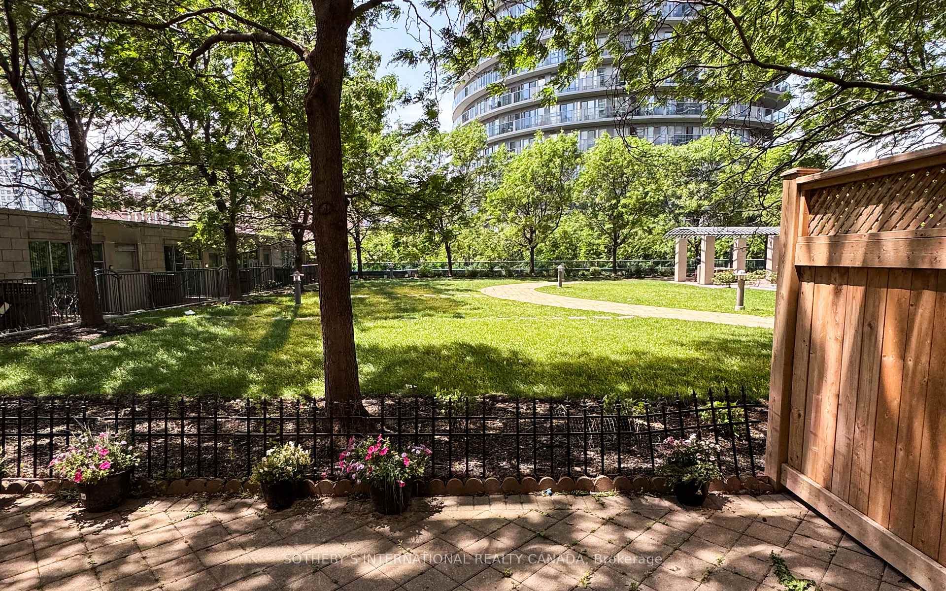 2 Bedrooms Condo at 70 Absolute, Mississauga For sale