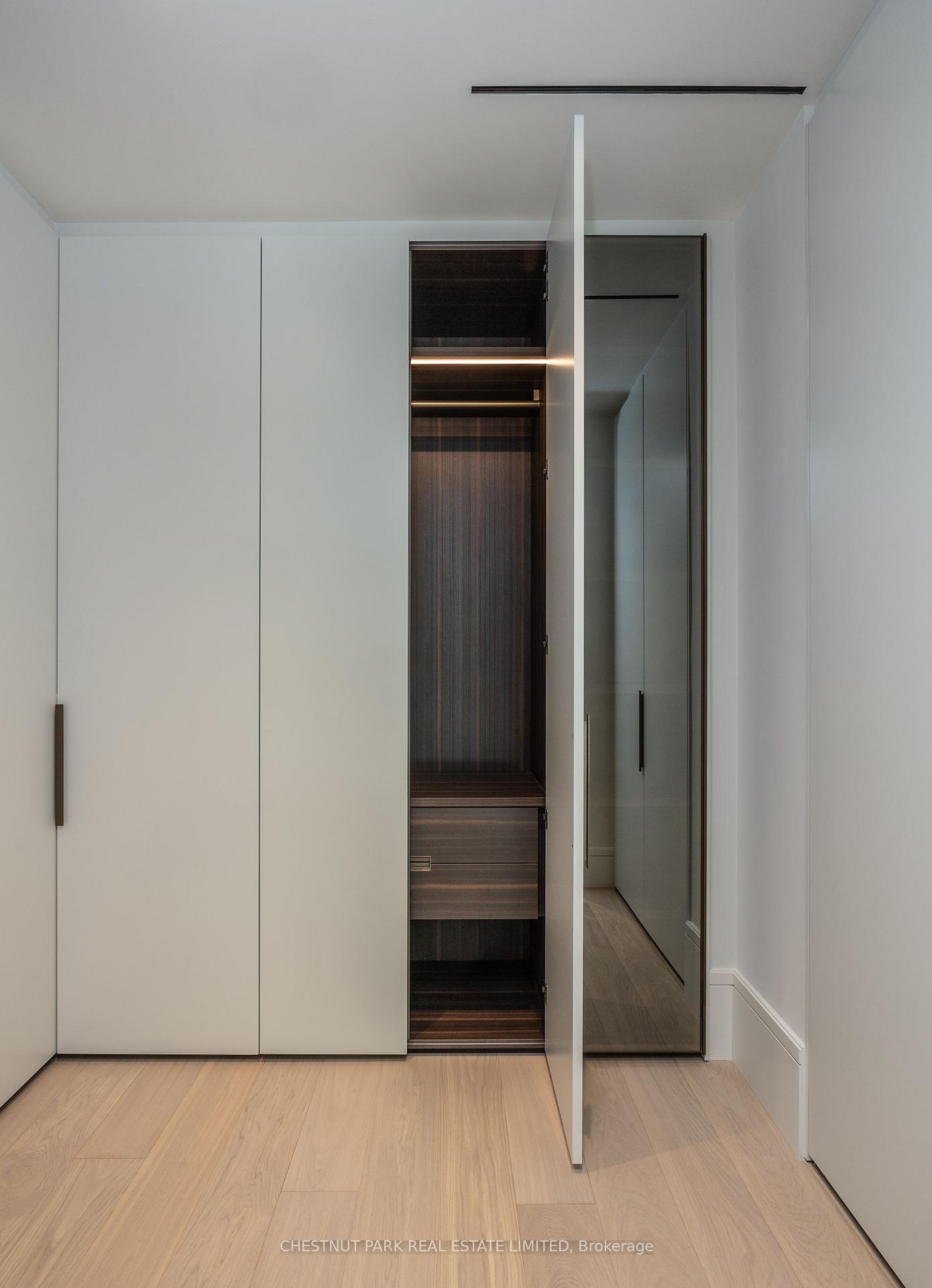 2 Bedrooms Condo at 7 Dale, Toronto For sale
