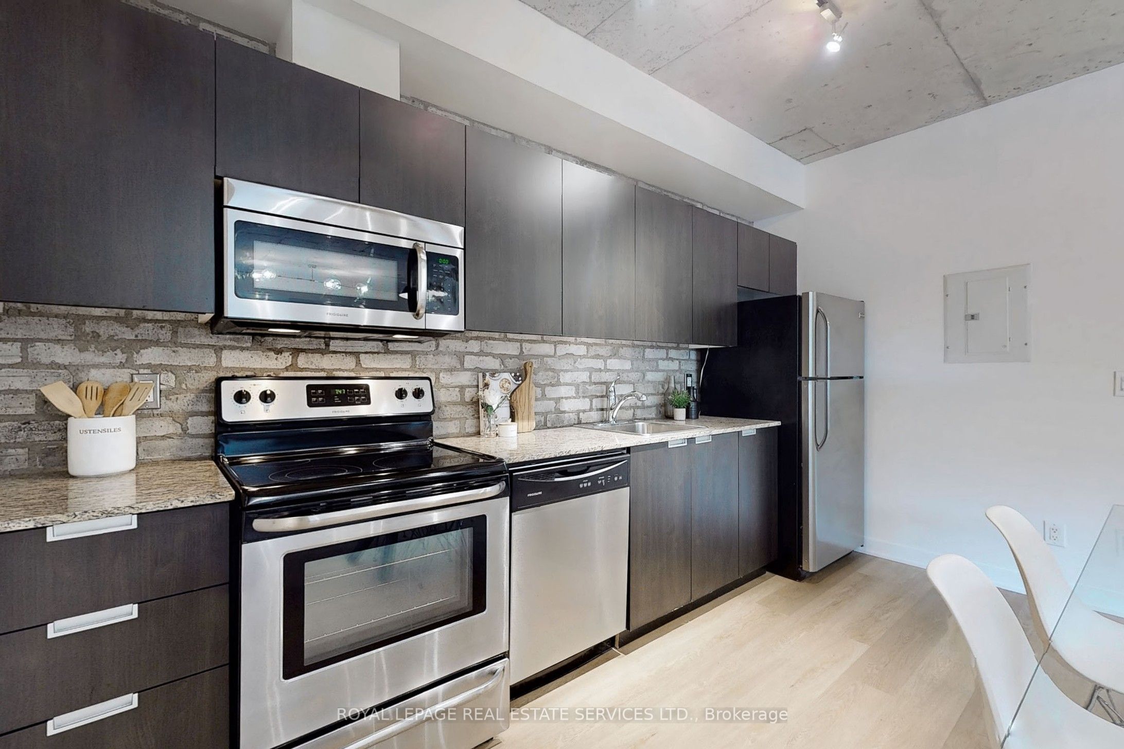 400 Wellington Street W, #507