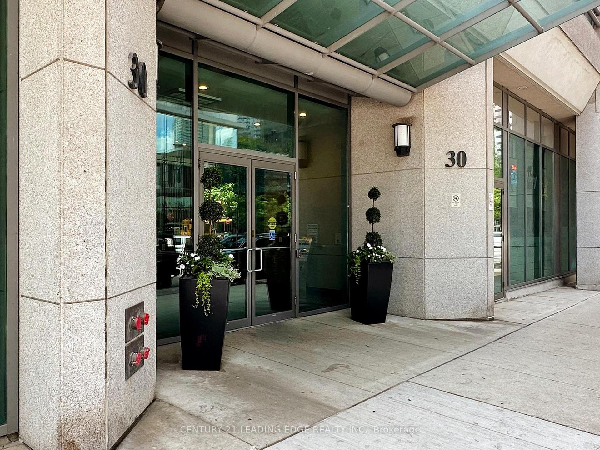 2 Bedrooms Condo at 30 Grand Trunk, Toronto For sale