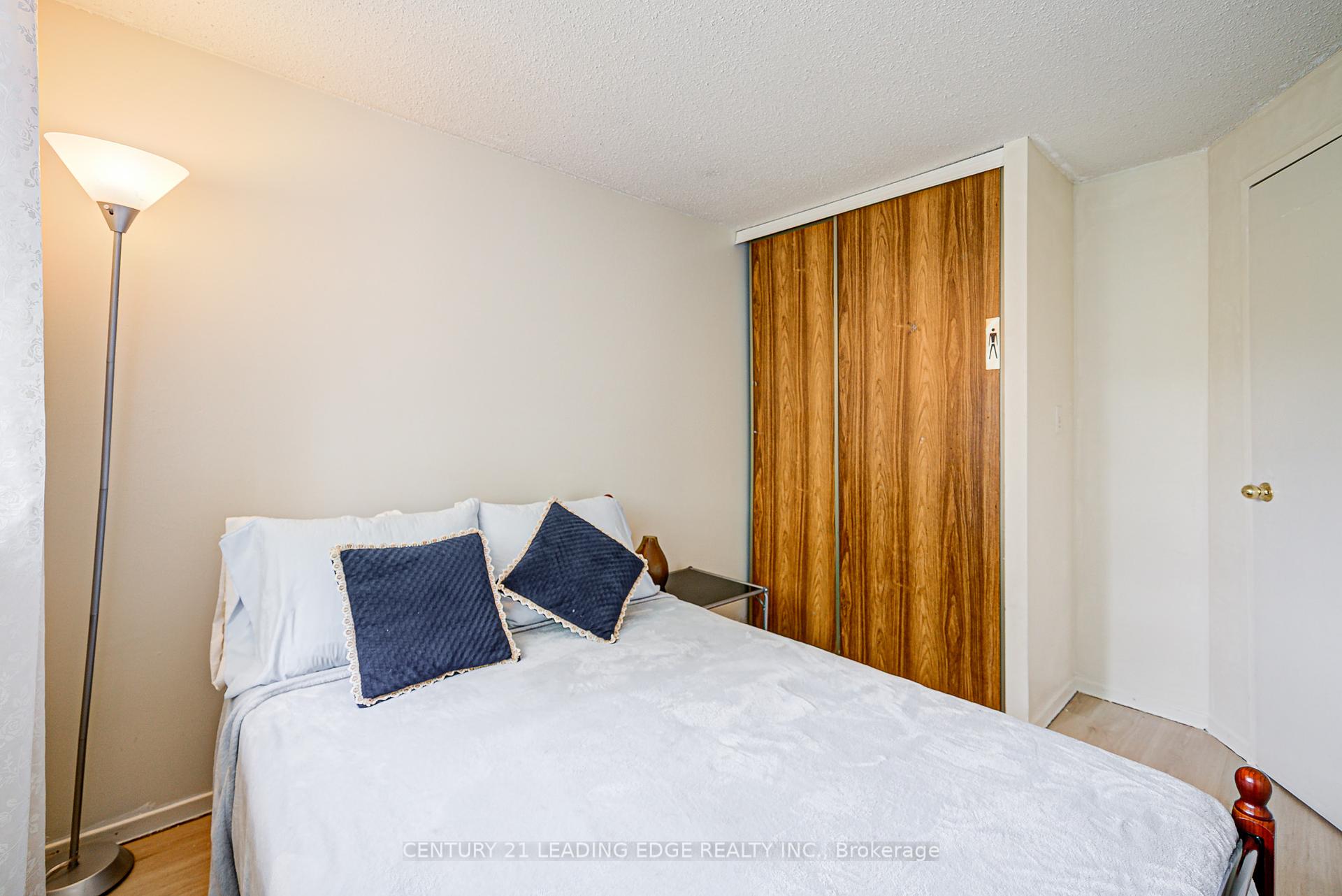 5 Bedrooms Condo at 25 Collinsgrove, Toronto For sale