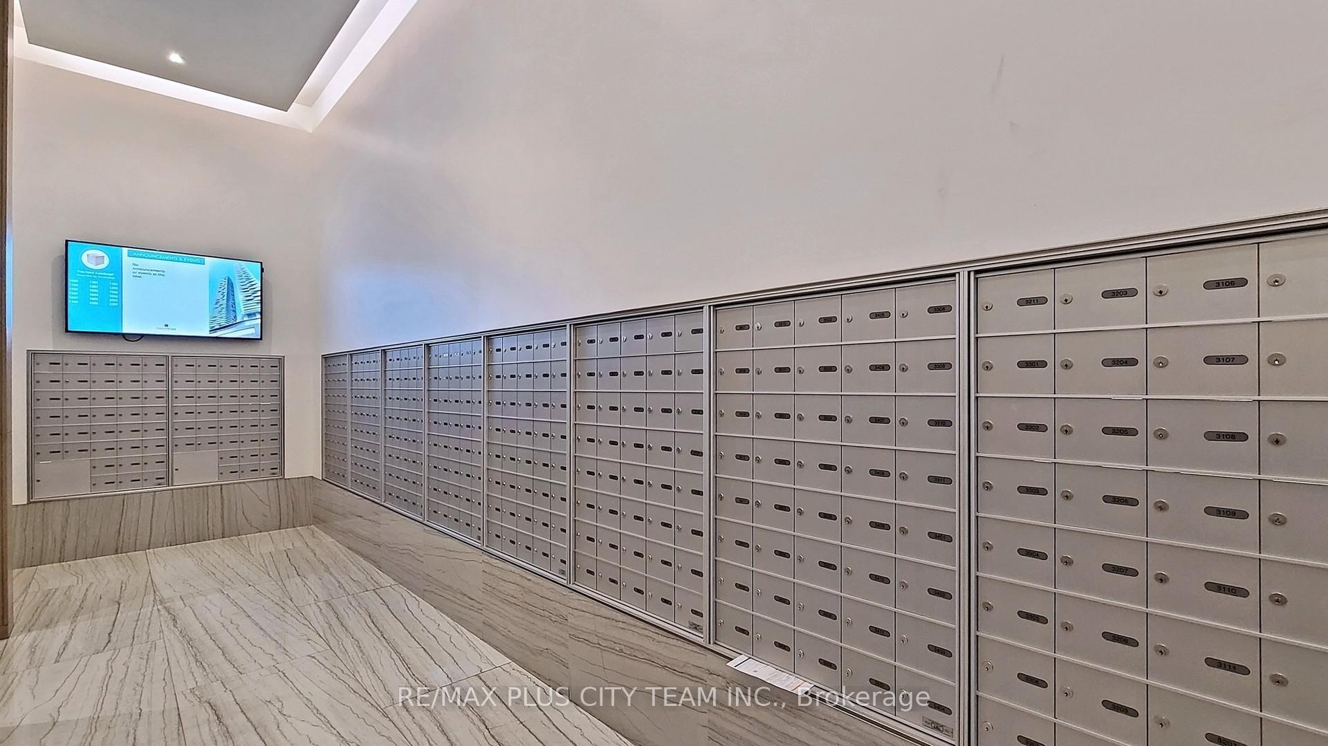 2 Bedrooms Condo at 100 Harbour, Toronto For sale