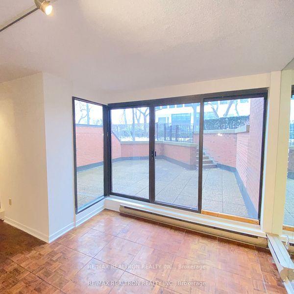 2 Bedrooms Condo at 349 St Clair, Toronto For sale