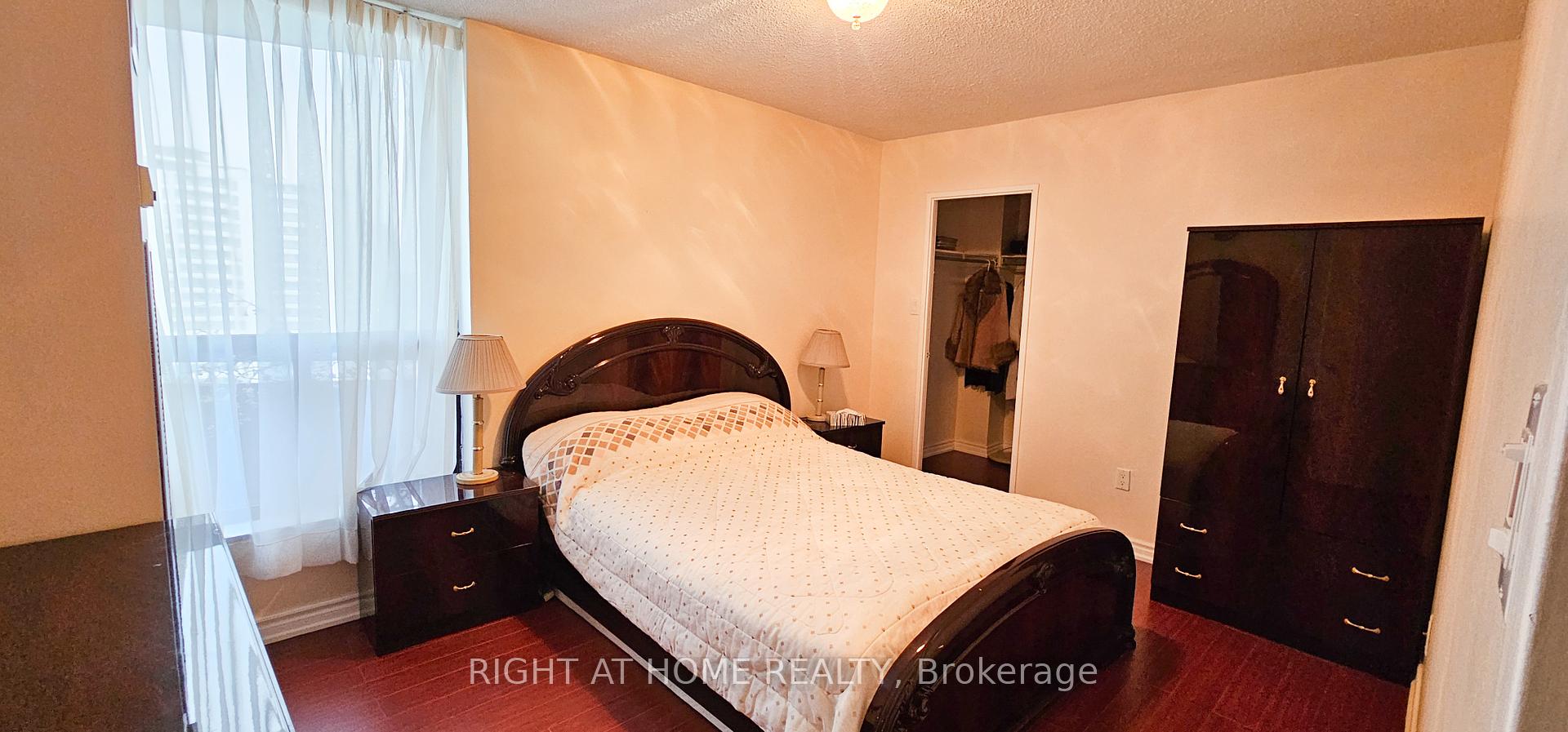 3 Bedrooms Condo at 75 Graydon Hall,  Toronto For sale