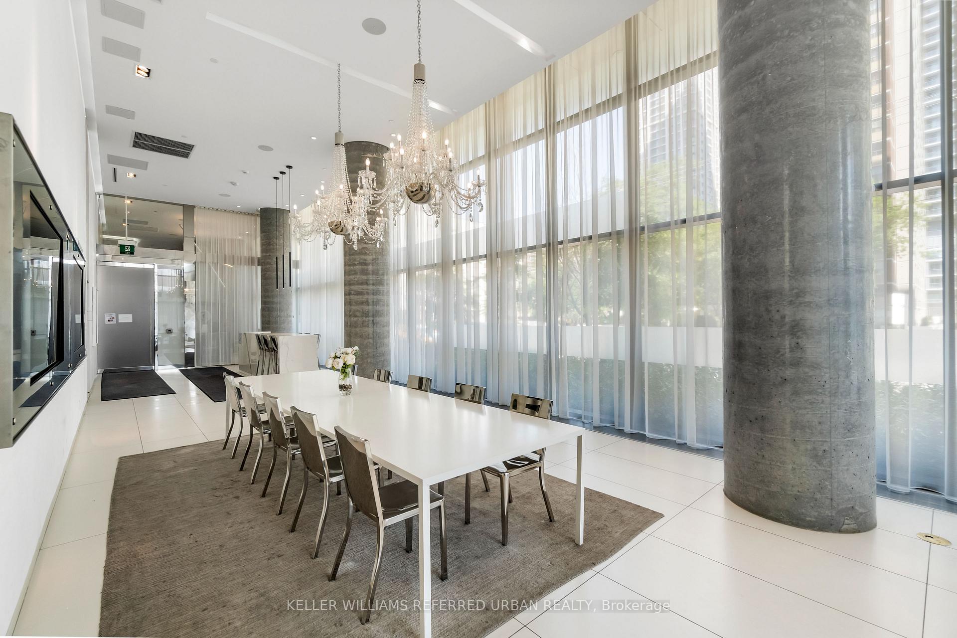 2 Bedrooms Condo at 185 Roehampton, Toronto For sale
