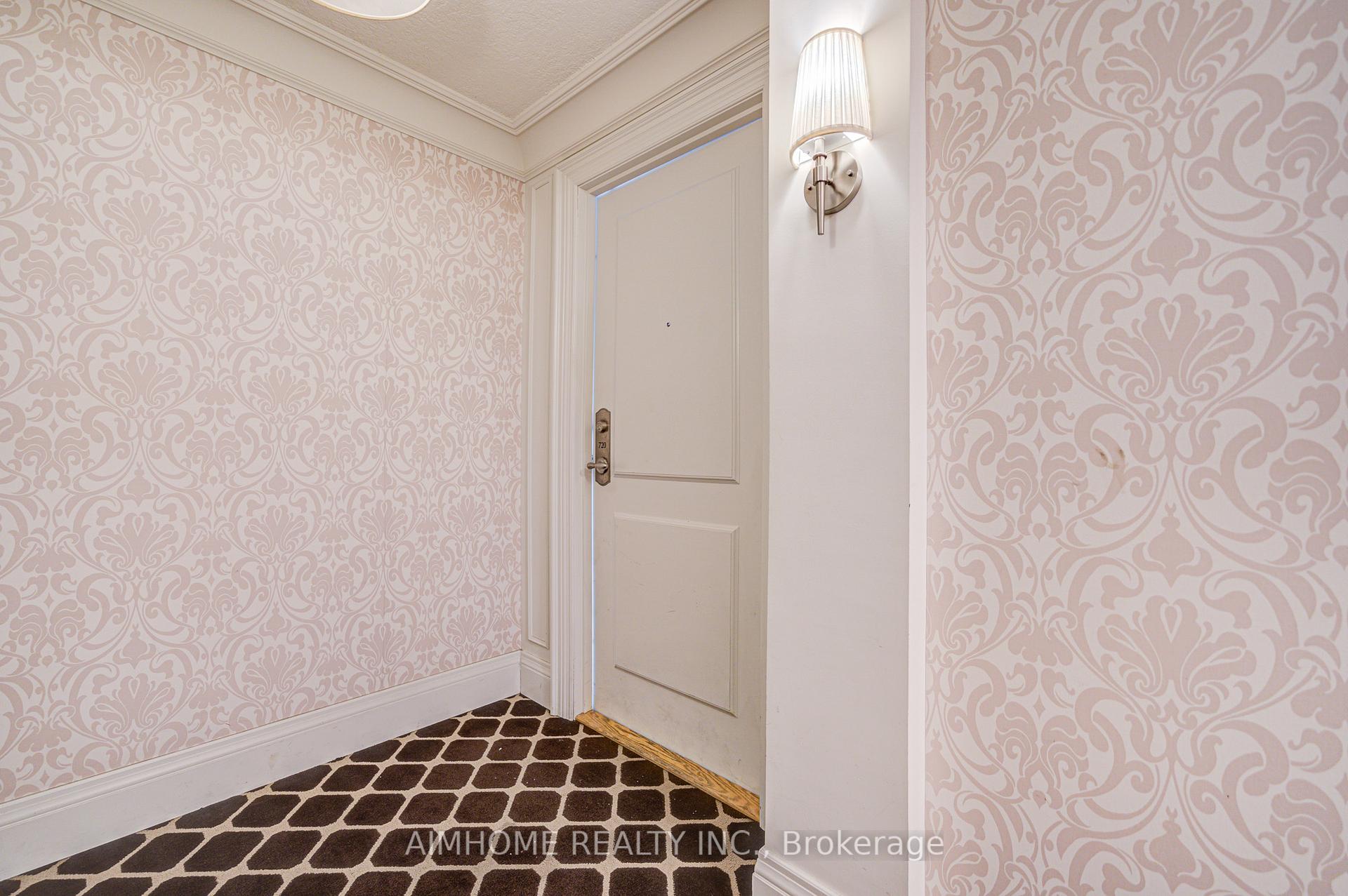 2 Bedrooms Condo at 25 Greenview, Toronto For sale