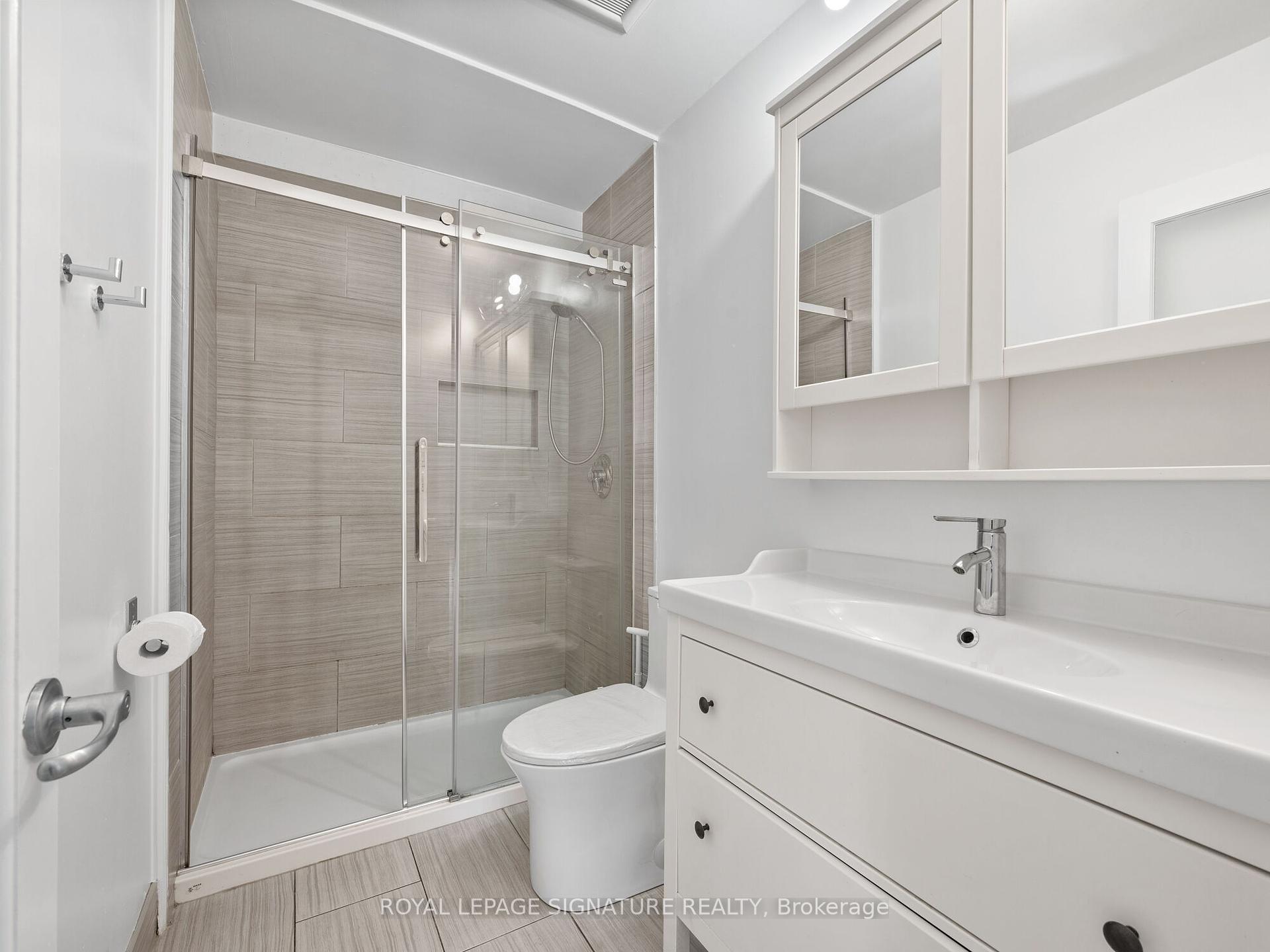 2 Bedrooms Condo at 28 Victoria, Hamilton For sale