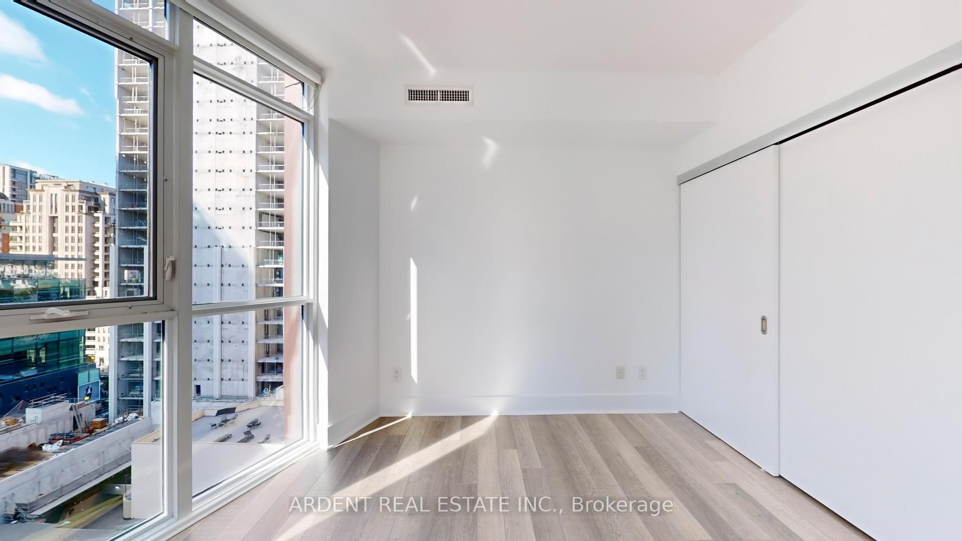 3 Bedrooms Condo at 32 Davenport,  Toronto For sale