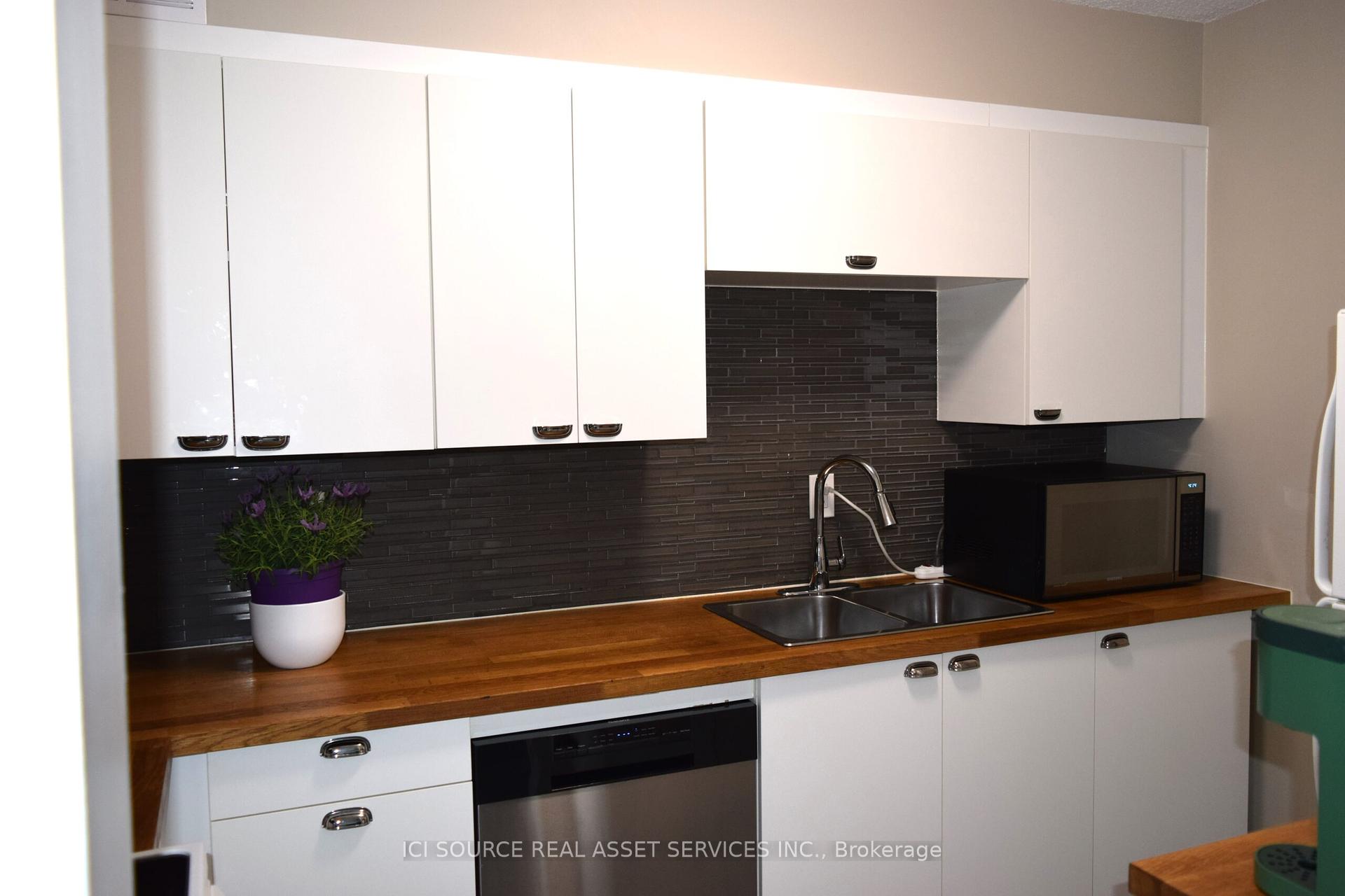 2 Bedrooms Condo at 212 Kerr,  Oakville For sale