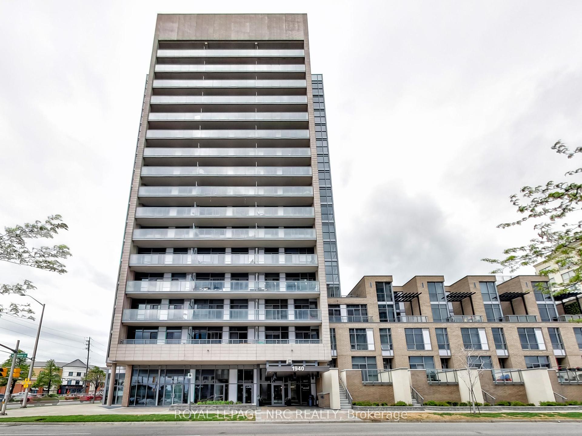 2 Bedrooms Co-op at 1940 Ironstone, Burlington For sale