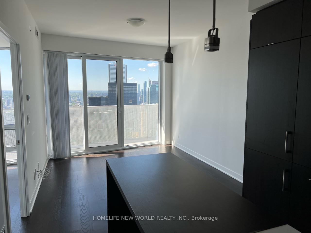 1 Bedroom Condo at 88 Harbour,  Toronto For sale