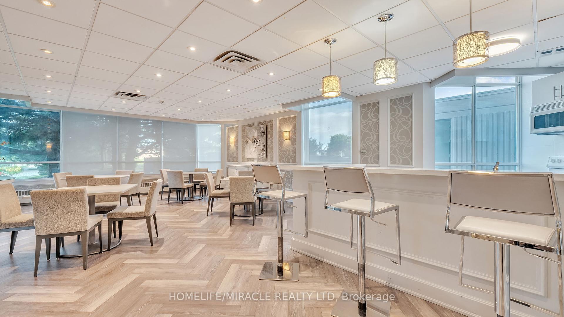 3 Bedrooms Condo at 550 Webb, Mississauga For sale