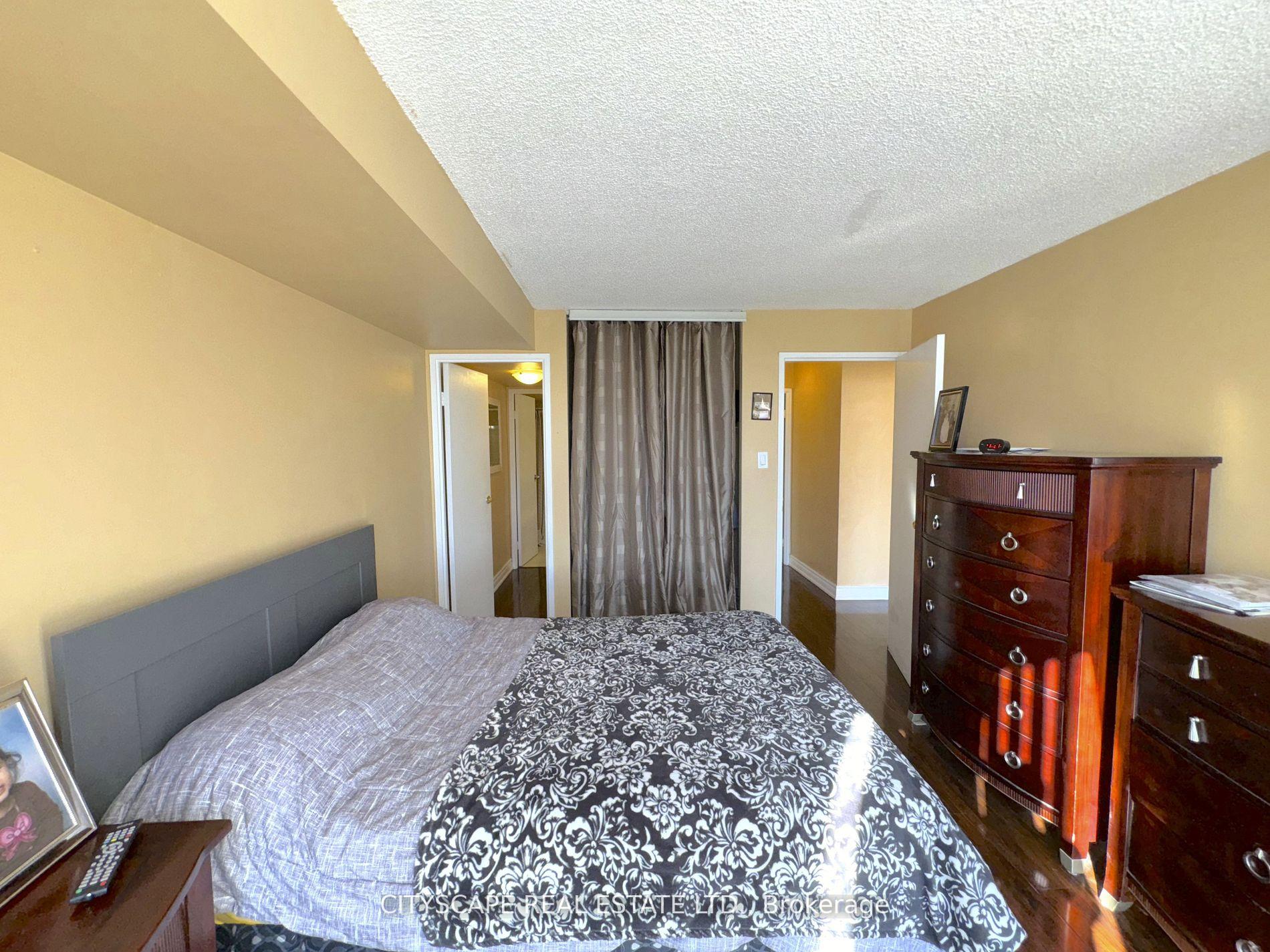 2 Bedrooms Condo at 25 Trailwood, Mississauga For sale