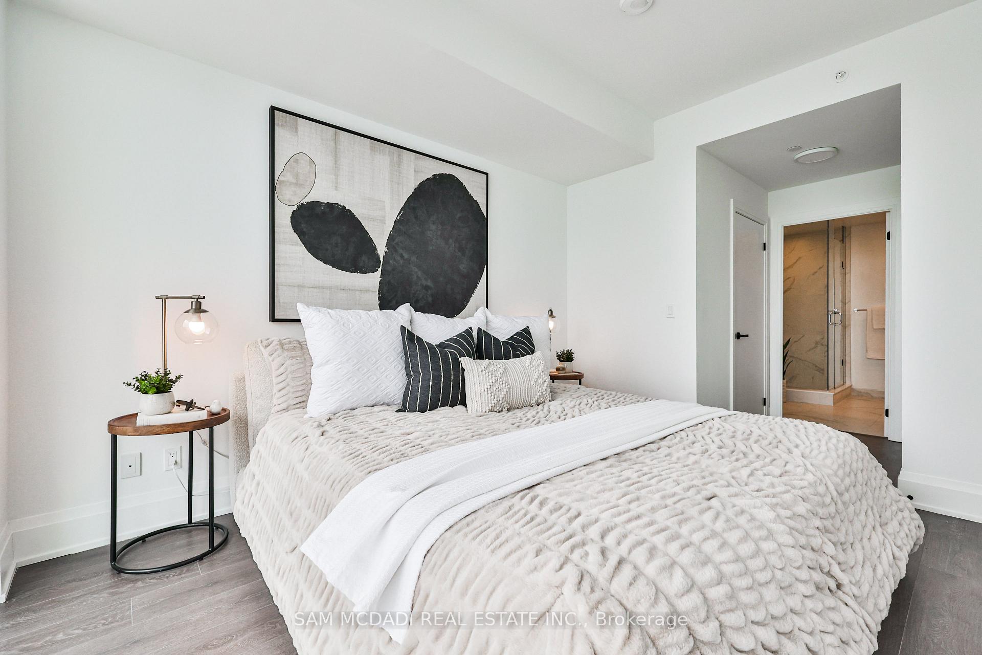 3 Bedrooms Condo at 370 Martha, Burlington For sale