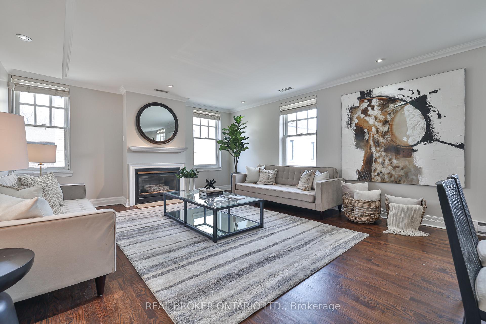 2 Bedrooms Condo at 195 Poplar Plains, Toronto For sale
