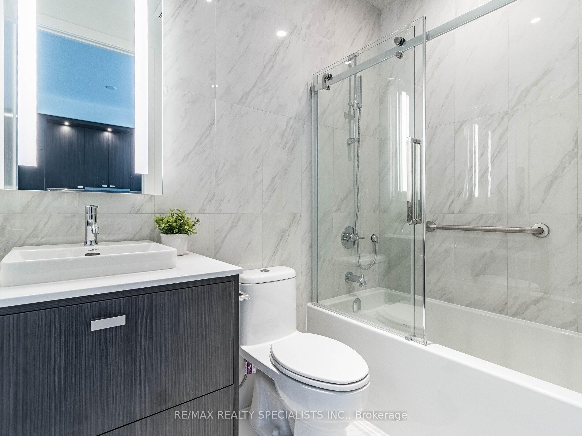 3 Bedrooms Condo at 480 Front,  Toronto For sale