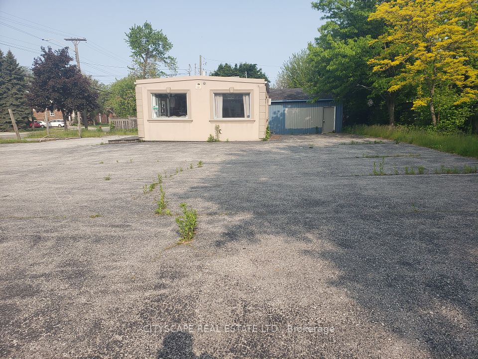 925 Queensdale