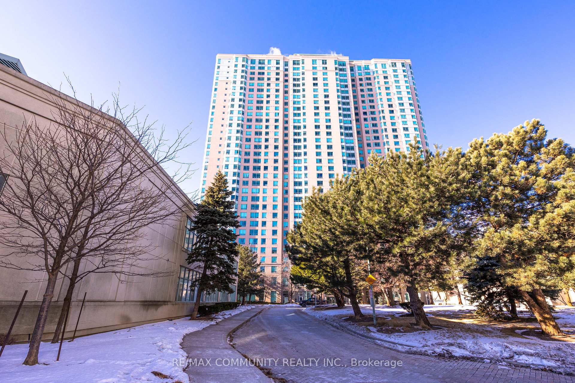 3 Bedrooms Condo at 68 Corporate, Toronto For sale
