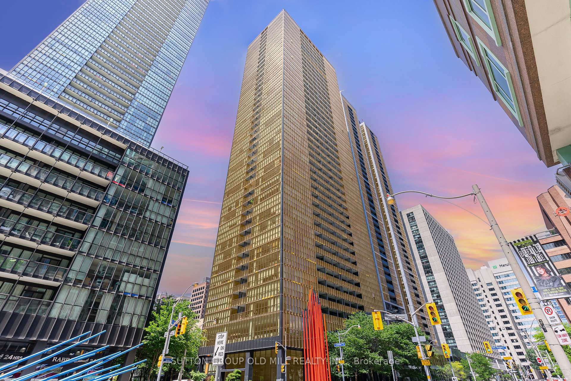 2 Bedrooms Condo at 110 Charles, Toronto For sale