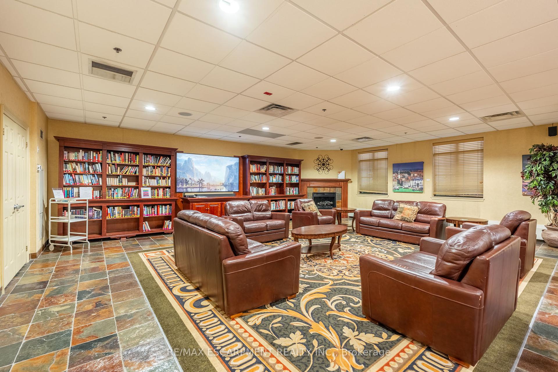 2 Bedrooms Condo at 399 Elizabeth, Burlington For sale