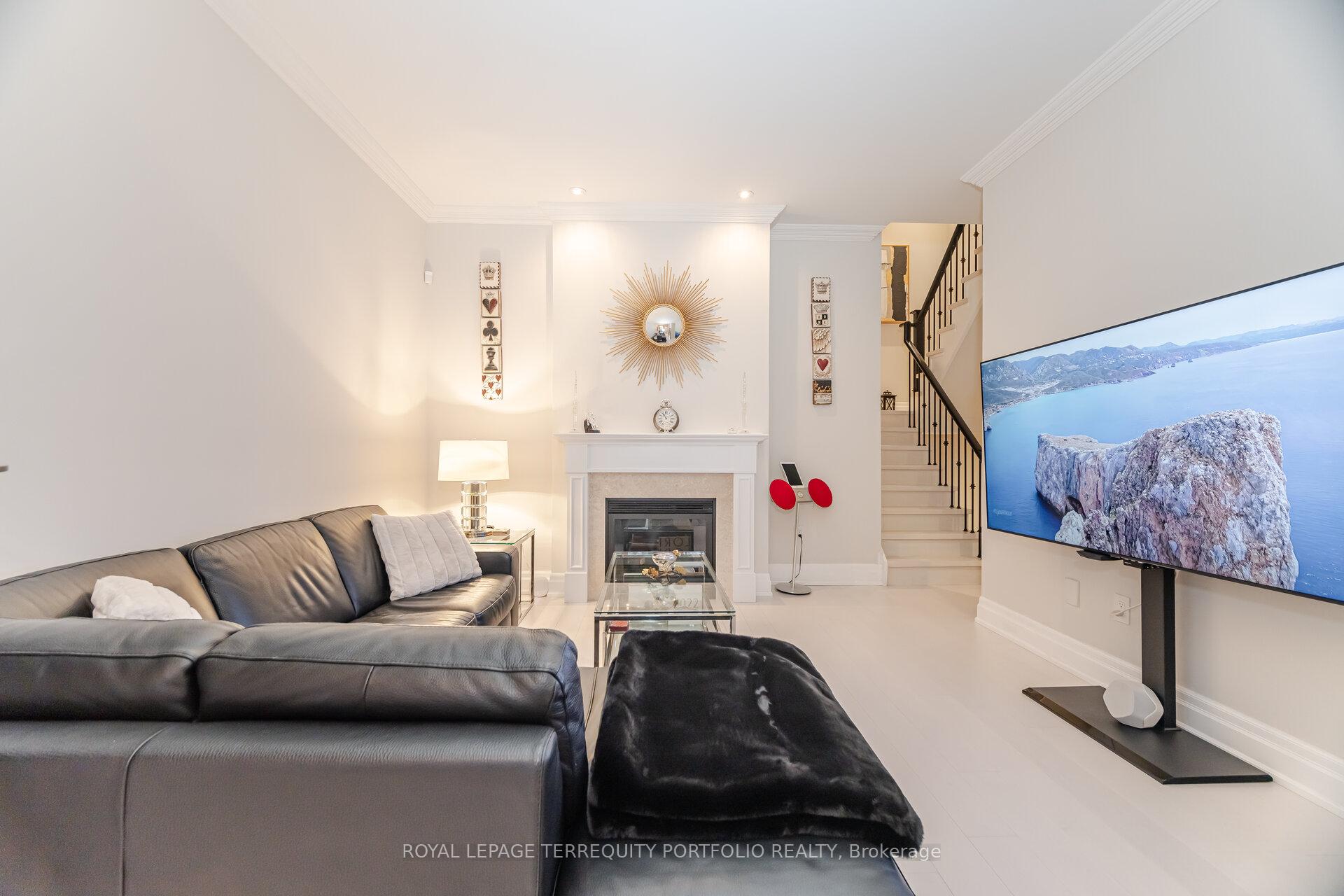 4 Bedrooms Condo at 51 York Mills,  Toronto For sale