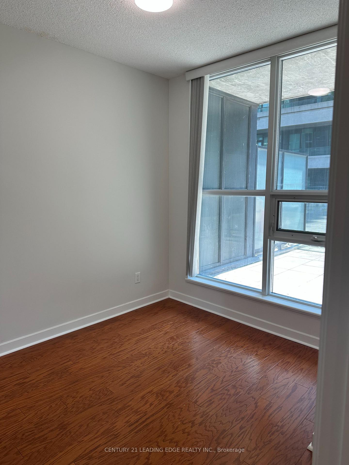 2 Bedrooms Condo at 18 Harbour, Toronto For sale