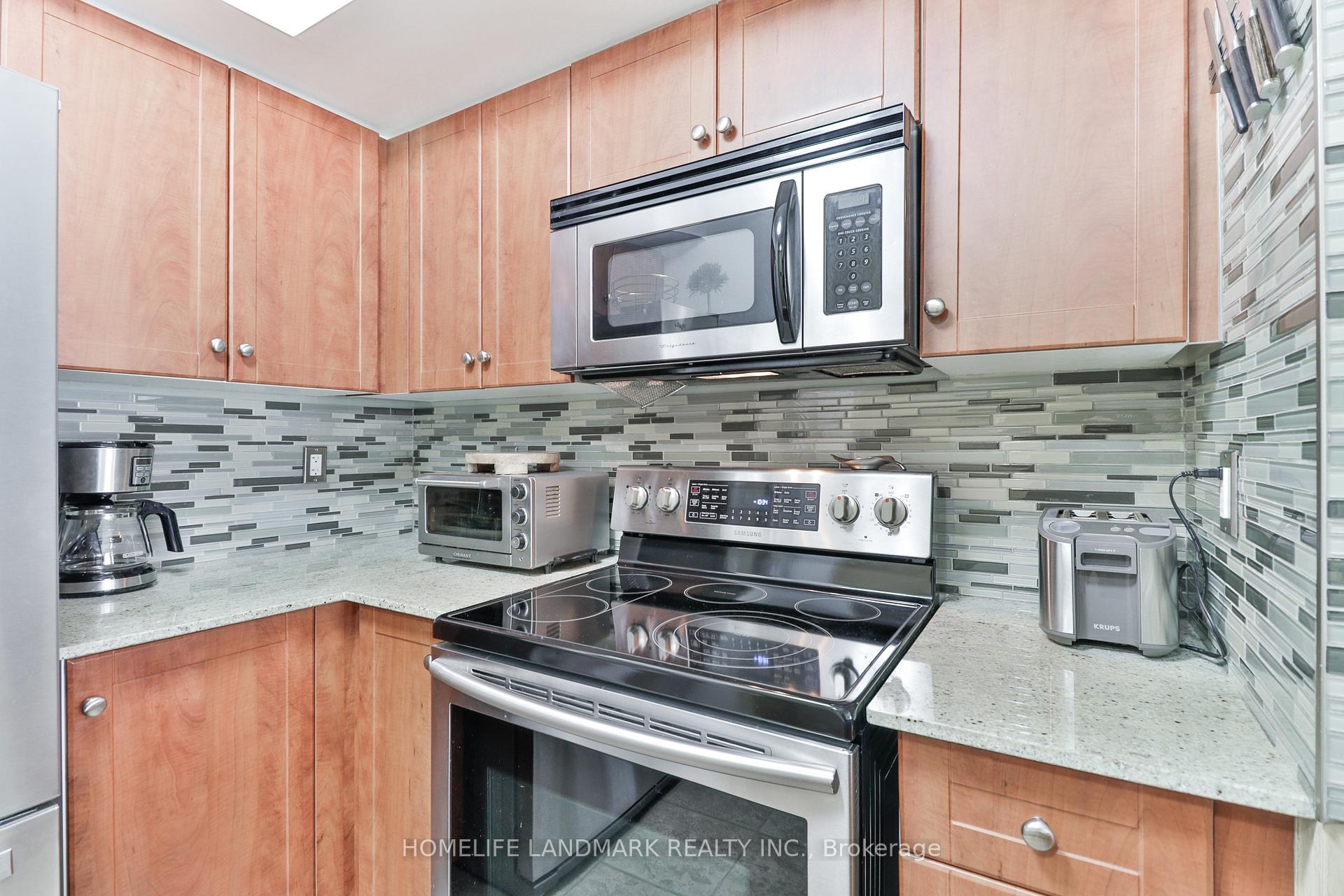 3 Bedrooms Condo at 26 Laidlaw, Toronto For sale