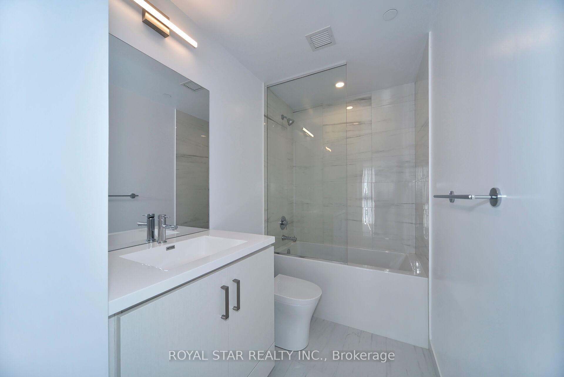 2 Bedrooms Condo at 10 Honeycrisp, Vaughan For sale