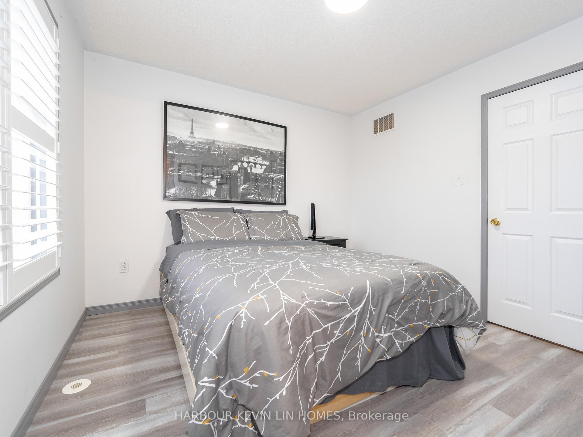 3 Bedrooms Condo at 4975 Southampton, Mississauga For sale