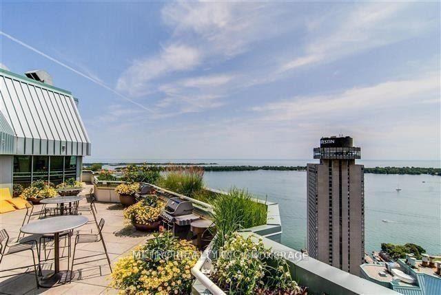 2 Bedrooms Condo at 10 Yonge, Toronto For sale