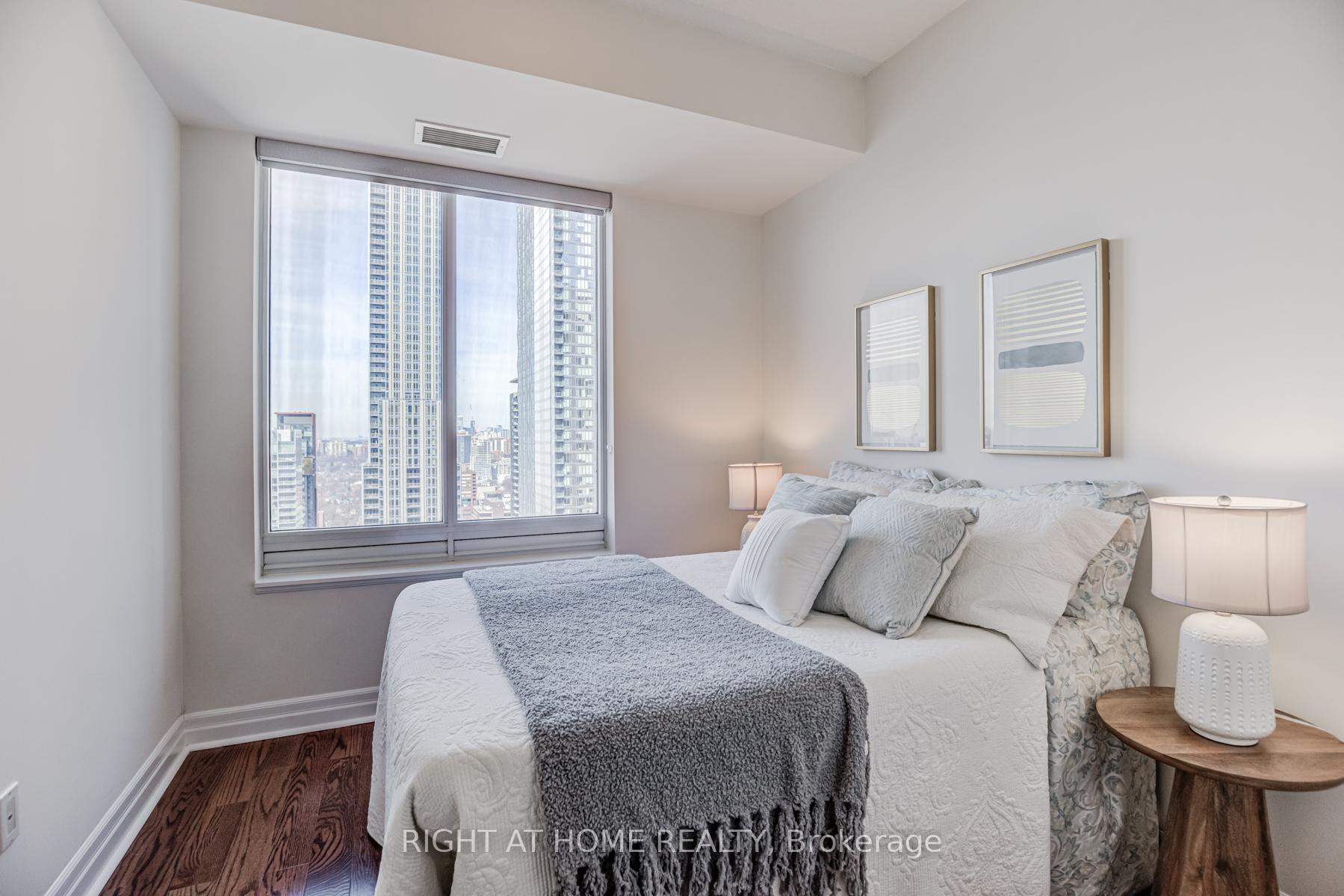 2 Bedrooms Condo at 35 Balmuto,  Toronto For sale