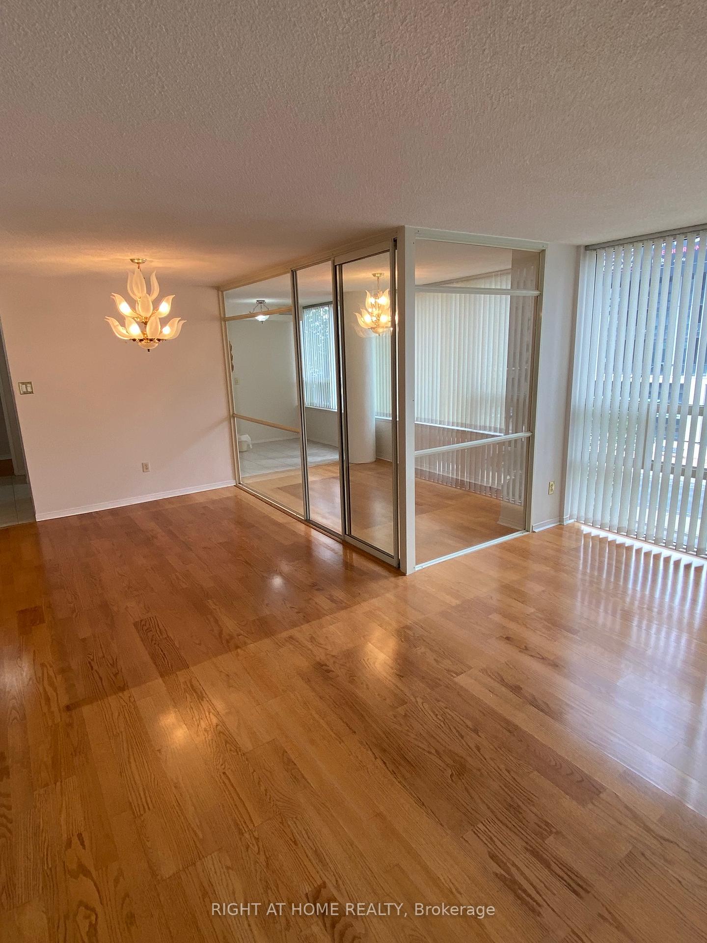 3 Bedrooms Condo at 330 Rathburn, Mississauga For sale