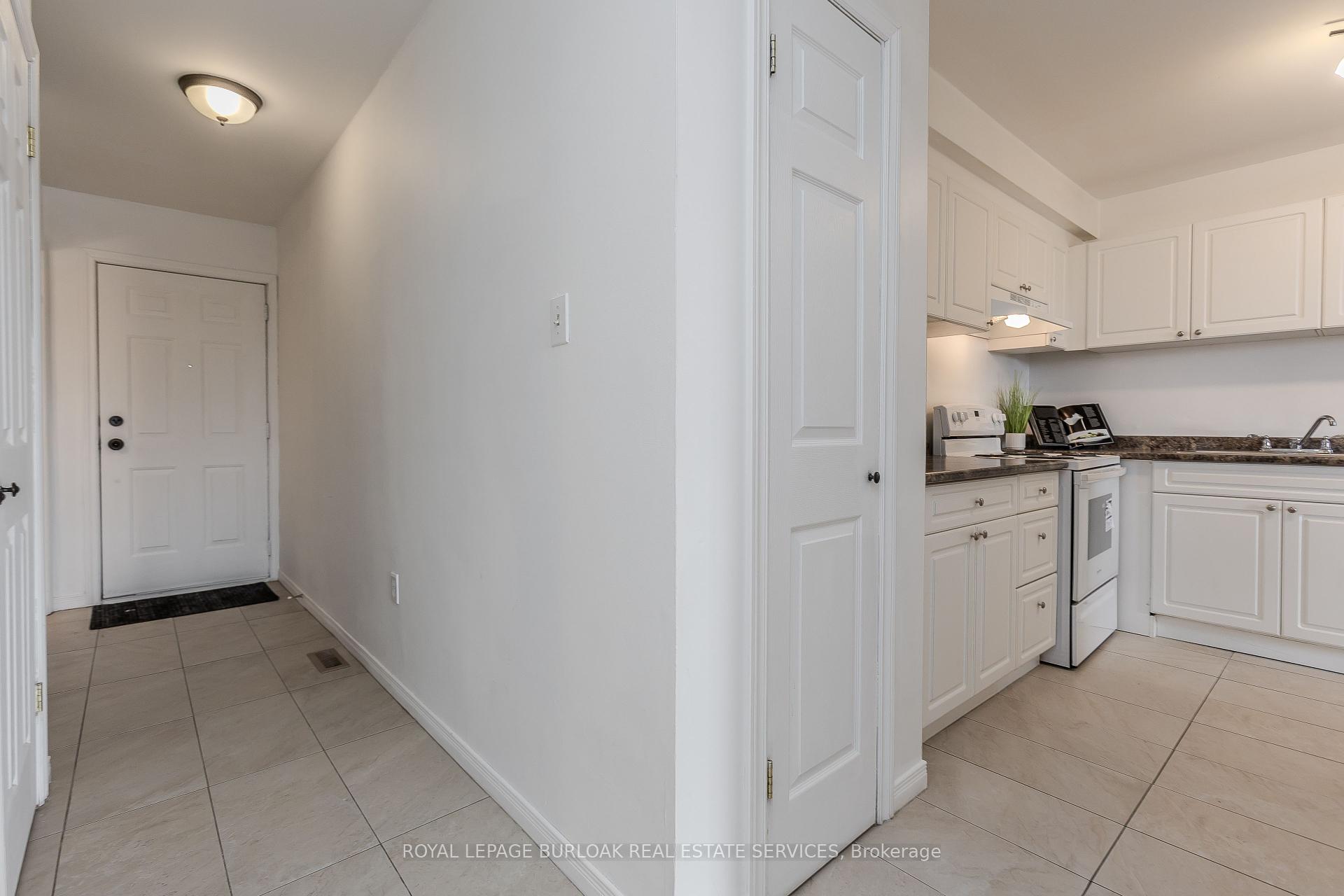4 Bedrooms Condo at 25 Redbury, Hamilton For sale
