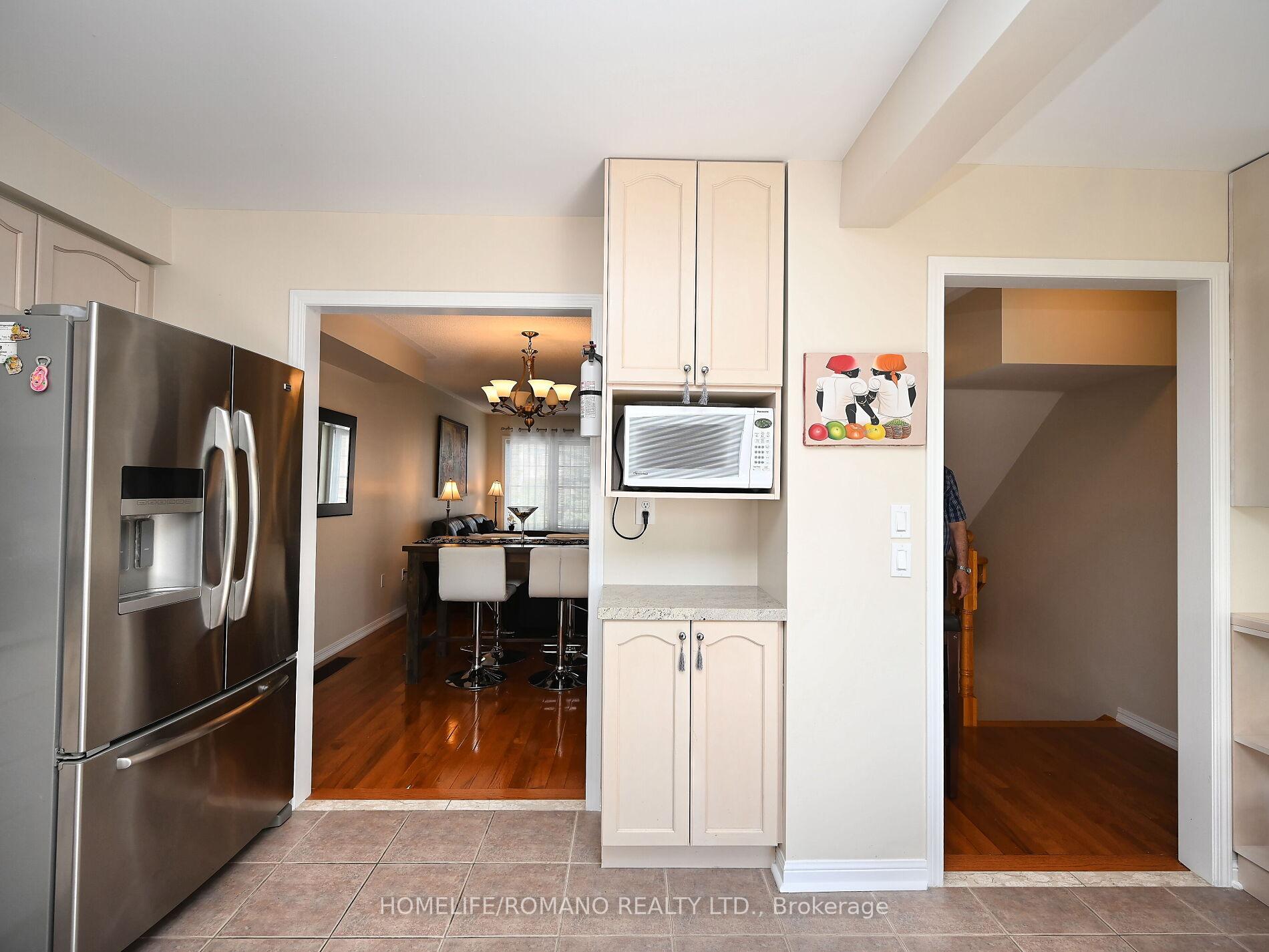 4 Bedrooms Condo at 3030 Breakwater, Mississauga For sale