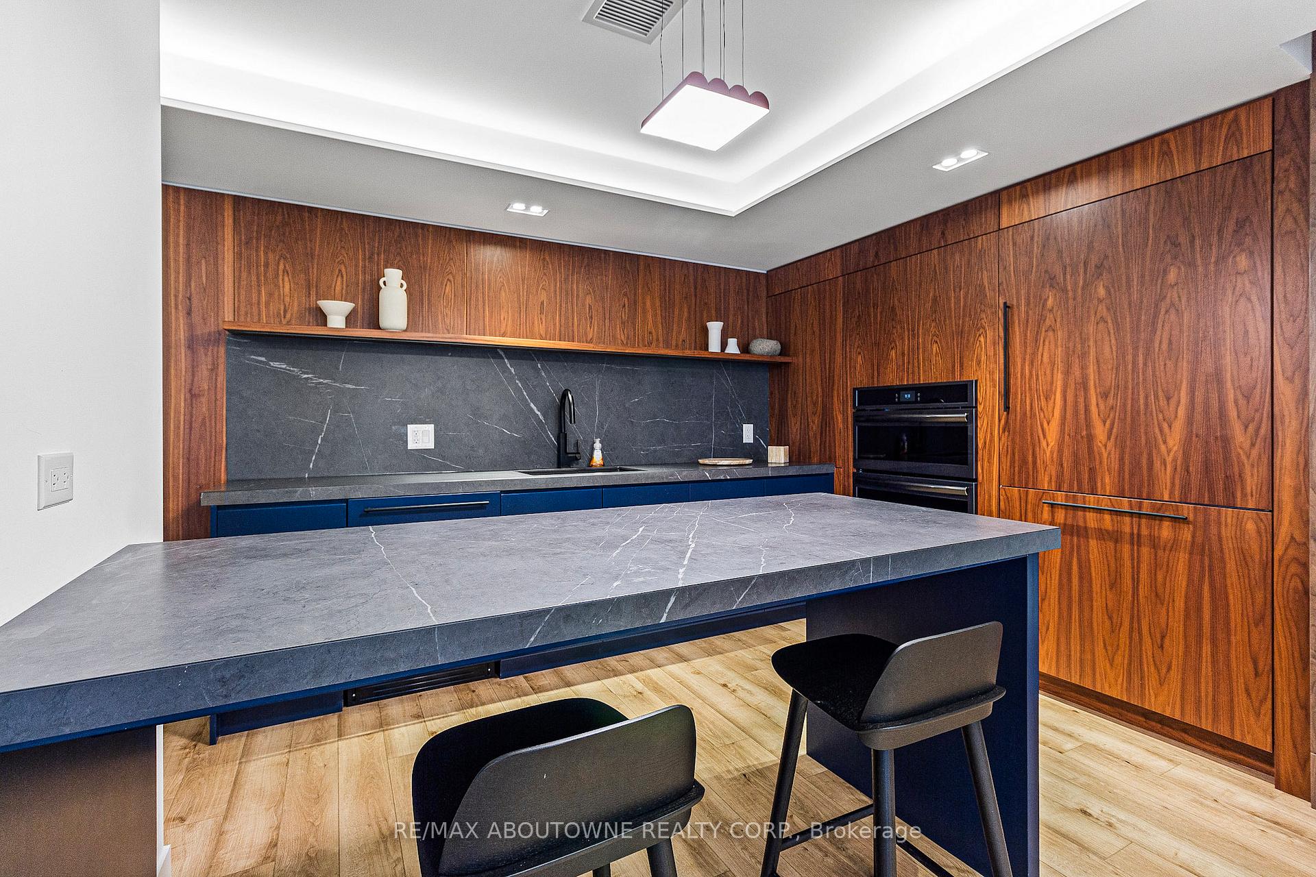 3 Bedrooms Condo at 1195 The Queensway, Toronto For sale