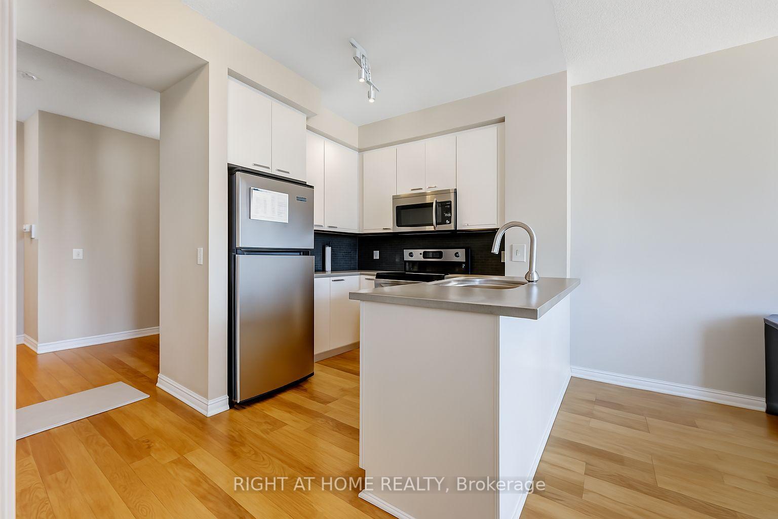 2 Bedrooms Condo at 3939 Duke Of York, Mississauga For sale